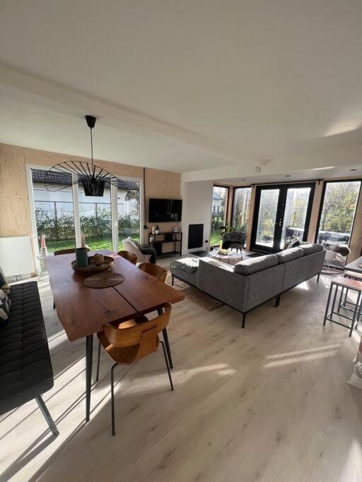 Moderne Bungalow Voor 6 Personen Юлианадорп Экстерьер фото